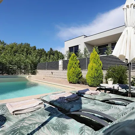Rocky With Heated Pool & Free Bikes *