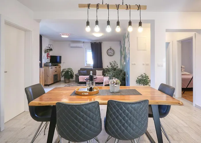 Rocky With Heated Pool & Free Bikes *